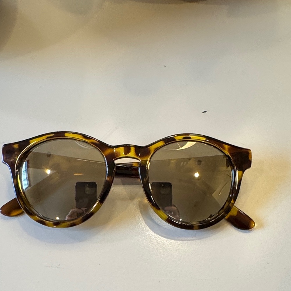 Quay, Ray-Ban, Le Specs, DiffSunglasses Collection - Picture 6 of 7